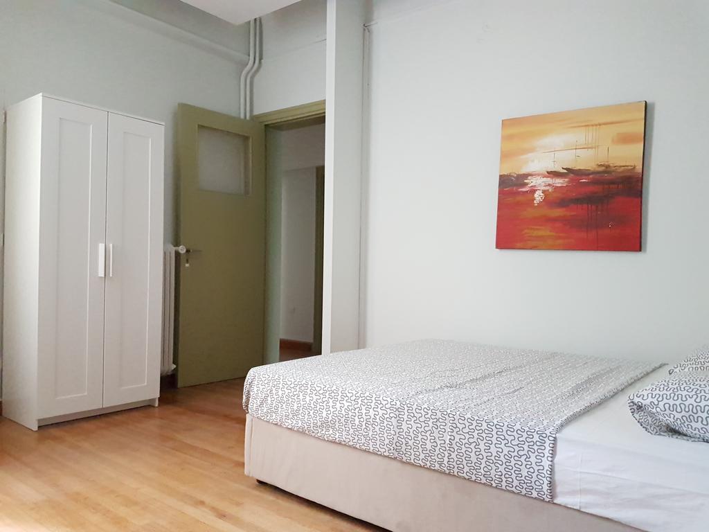 Errathens Pine Red And Taupe - Athens Center Apartment Exterior photo